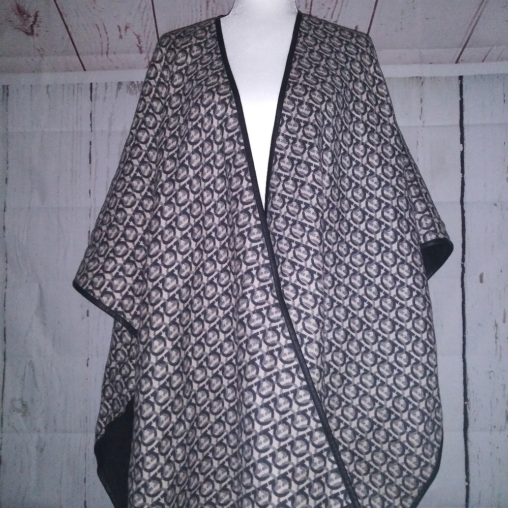 High End / Fall Cape - Picture 2 of 7